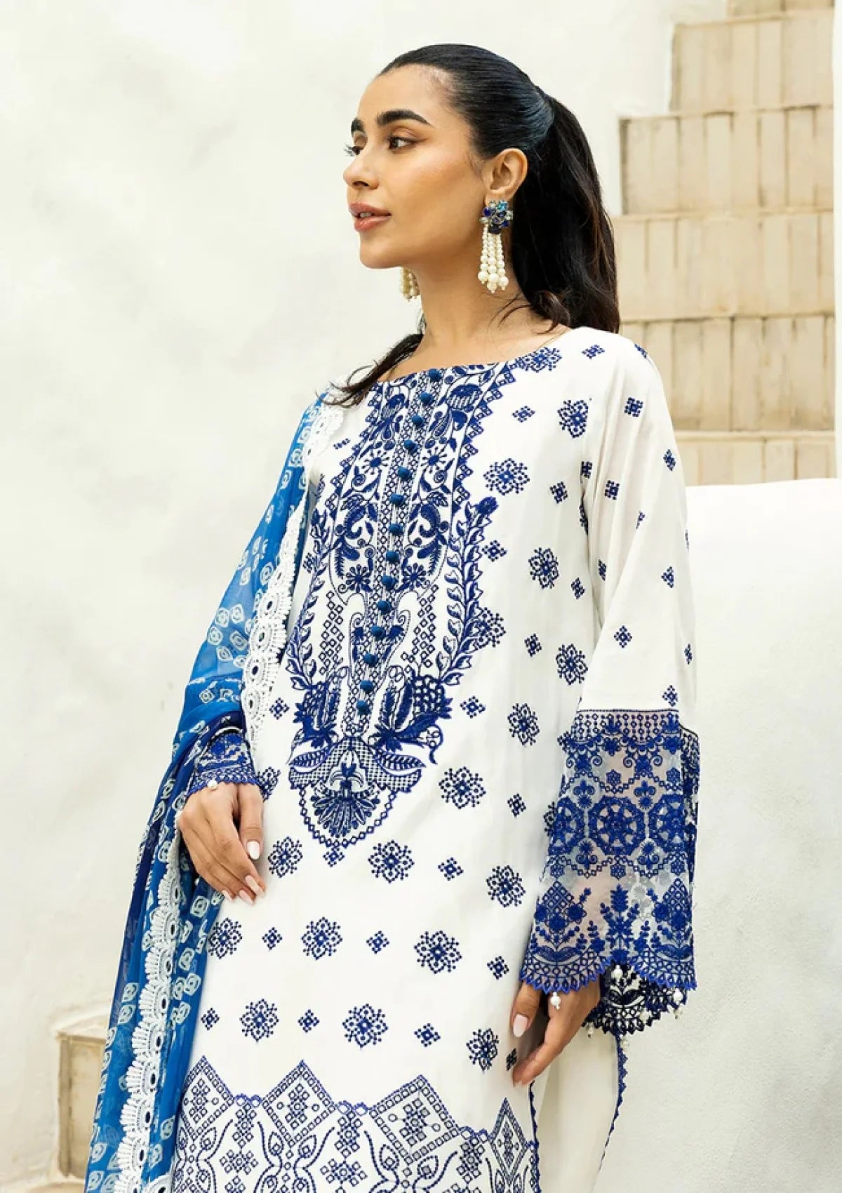 Lawn - Zainab Chottani - Chikankari 25 - Reem - 8AZainab Chottani